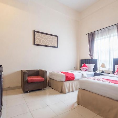Oyo 424 Asia Hotel Makassar Buitenkant foto