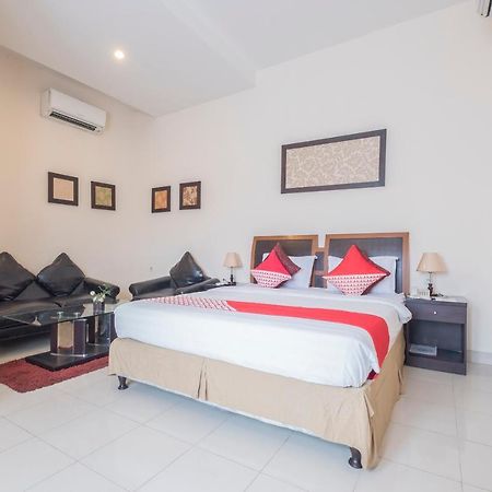 Oyo 424 Asia Hotel Makassar Buitenkant foto