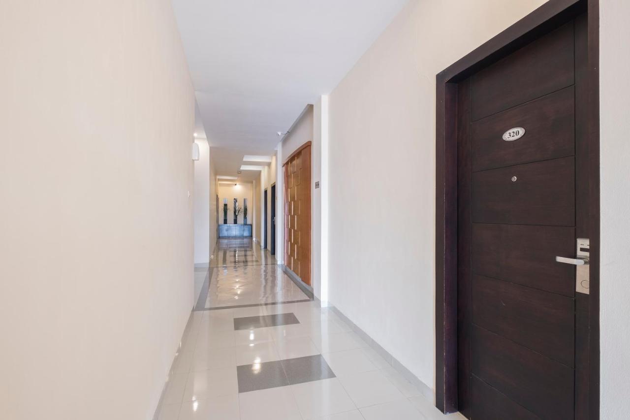 Oyo 424 Asia Hotel Makassar Buitenkant foto