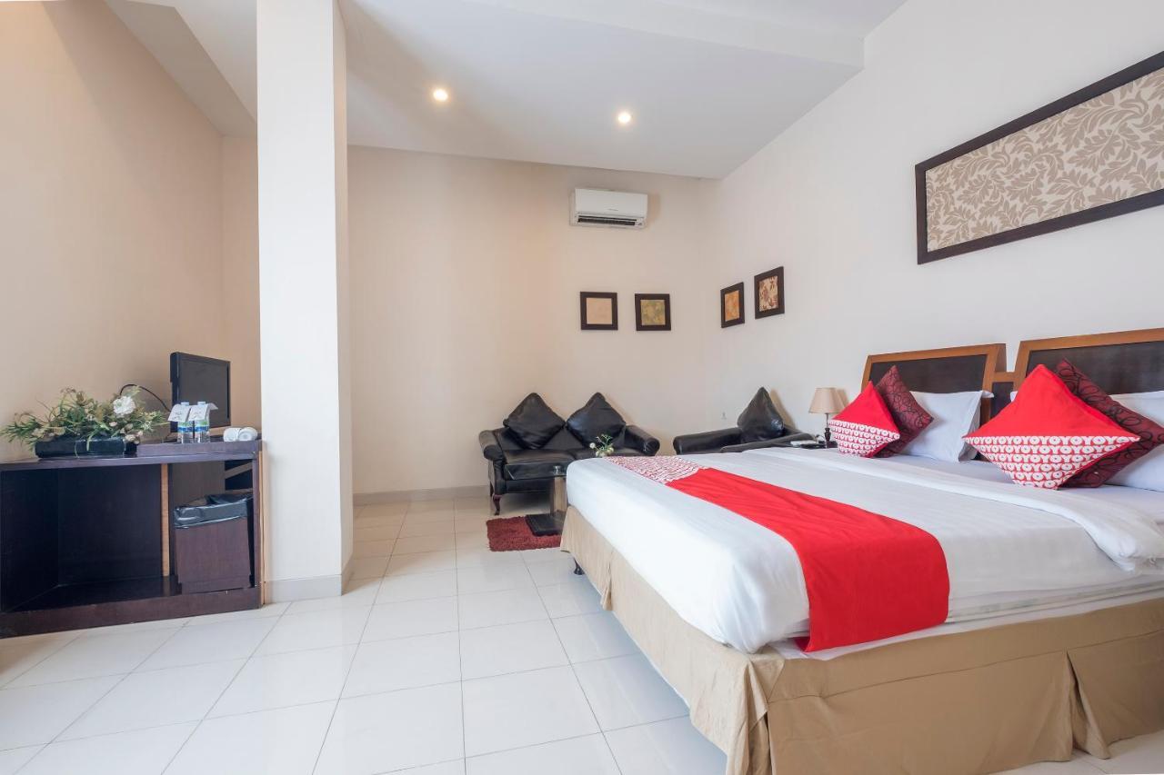 Oyo 424 Asia Hotel Makassar Buitenkant foto