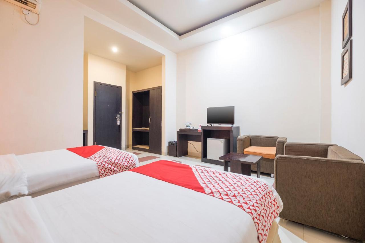 Oyo 424 Asia Hotel Makassar Buitenkant foto